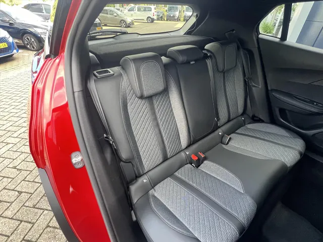 
								Peugeot e-2008 EV 54kWh 156pk Allure | Apple CarPlay | Android Auto | Parkeersensoren | Pack Drive Assist Plus | vol									