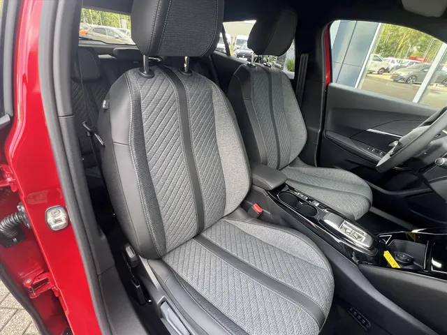 
								Peugeot e-2008 EV 54kWh 156pk Allure | Apple CarPlay | Android Auto | Parkeersensoren | Pack Drive Assist Plus | vol									