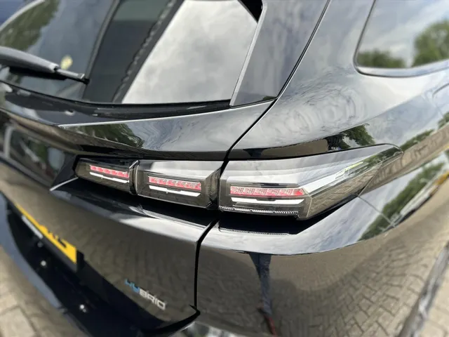 
Peugeot 308 Sw 1.6 HYbrid PHEV 180pk e-EAT8 Allure | Navigatie | Cruise controle | Apple Carplay | parkeercamera achter en voor | Dodehoekbewaking | vol									