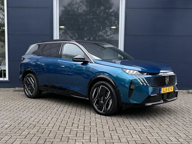 
Peugeot e-5008 New | GT | Navigatie | Apple Carplay en Androidauto | Stoelverwarming | 7 persoons uitvoering | Airco | Alcantara stoelen | vol									