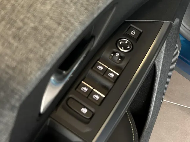 
Peugeot e-5008 New | GT | Navigatie | Apple Carplay en Androidauto | Stoelverwarming | 7 persoons uitvoering | Airco | Alcantara stoelen | vol									