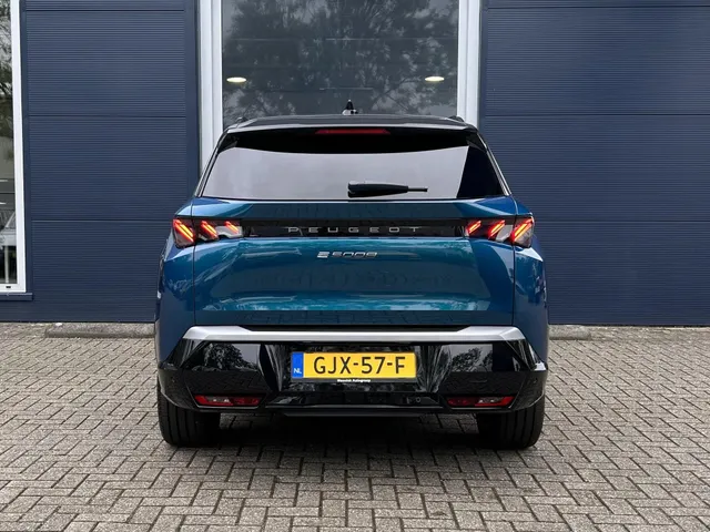
Peugeot e-5008 New | GT | Navigatie | Apple Carplay en Androidauto | Stoelverwarming | 7 persoons uitvoering | Airco | Alcantara stoelen | vol									