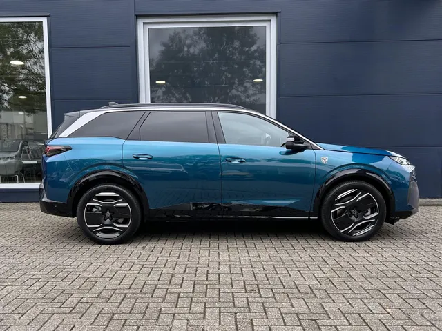 
Peugeot e-5008 New | GT | Navigatie | Apple Carplay en Androidauto | Stoelverwarming | 7 persoons uitvoering | Airco | Alcantara stoelen | vol									