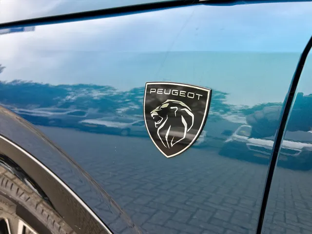 
Peugeot e-5008 New | GT | Navigatie | Apple Carplay en Androidauto | Stoelverwarming | 7 persoons uitvoering | Airco | Alcantara stoelen | vol									