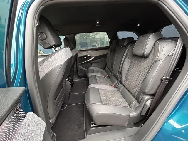 
Peugeot e-5008 New | GT | Navigatie | Apple Carplay en Androidauto | Stoelverwarming | 7 persoons uitvoering | Airco | Alcantara stoelen | vol									