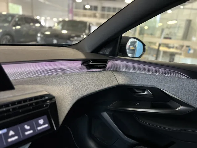 
Peugeot e-5008 New | GT | Navigatie | Apple Carplay en Androidauto | Stoelverwarming | 7 persoons uitvoering | Airco | Alcantara stoelen | vol									