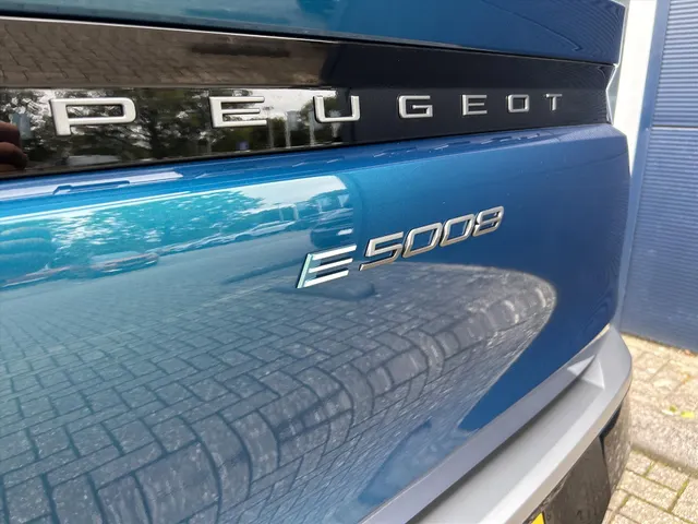 
Peugeot e-5008 New | GT | Navigatie | Apple Carplay en Androidauto | Stoelverwarming | 7 persoons uitvoering | Airco | Alcantara stoelen | vol									