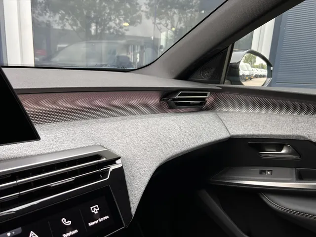 
Peugeot e-5008 New | GT | Navigatie | Apple Carplay en Androidauto | Stoelverwarming | 7 persoons uitvoering | Airco | Alcantara stoelen | vol									