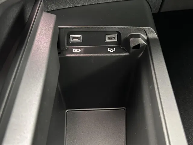 
Peugeot e-5008 New | GT | Navigatie | Apple Carplay en Androidauto | Stoelverwarming | 7 persoons uitvoering | Airco | Alcantara stoelen | vol									