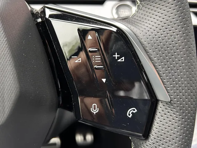 
Peugeot e-5008 New | GT | Navigatie | Apple Carplay en Androidauto | Stoelverwarming | 7 persoons uitvoering | Airco | Alcantara stoelen | vol									