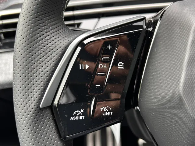 
Peugeot e-5008 New | GT | Navigatie | Apple Carplay en Androidauto | Stoelverwarming | 7 persoons uitvoering | Airco | Alcantara stoelen | vol									