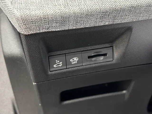 
Peugeot e-5008 New | GT | Navigatie | Apple Carplay en Androidauto | Stoelverwarming | 7 persoons uitvoering | Airco | Alcantara stoelen | vol									