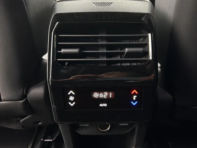 
Peugeot e-5008 New | GT | Navigatie | Apple Carplay en Androidauto | Stoelverwarming | 7 persoons uitvoering | Airco | Alcantara stoelen | vol									