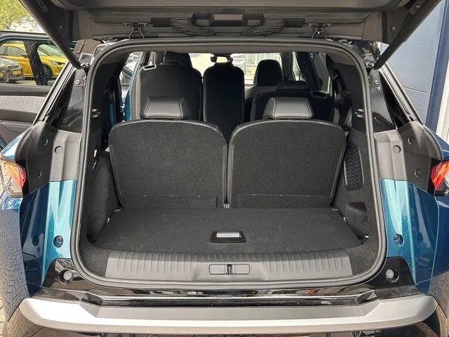 
Peugeot e-5008 New | GT | Navigatie | Apple Carplay en Androidauto | Stoelverwarming | 7 persoons uitvoering | Airco | Alcantara stoelen | vol									