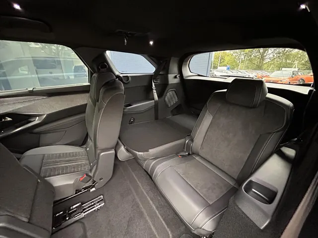 
Peugeot e-5008 New | GT | Navigatie | Apple Carplay en Androidauto | Stoelverwarming | 7 persoons uitvoering | Airco | Alcantara stoelen | vol									